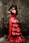 Ob rotes Brautkleid, kurzes Hochzeitskleid oder die schwarze Gothicbrautrobe: Lucardis Feist entwirft detailstarke Modelle für besondere Menschen.