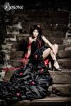 Collness für die Braut: schwarzes Brautkleid mit roten Rosen Gothic Brautmode